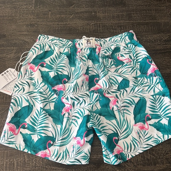 New XXL Swim Trunks - Picture 4 of 8